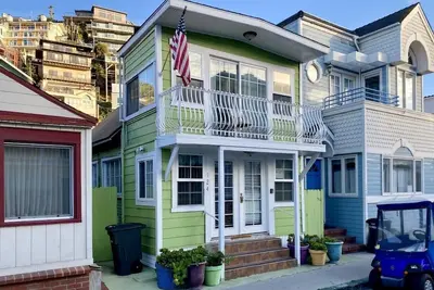 Image de Belle maison, 1/2 pâté de maisons de la plage, A / C, animaux acceptés, Wifi.