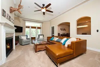 Image de Condo de luxe du centre-ville - 1 pâté de maisons de la rue Main et du train