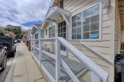 Image de Cozy Cottage 1 Bdrm.  À quelques minutes de la plage, des restaurants et des magasins!