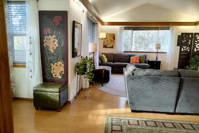Image de Énorme et lumineux. Comme une retraite, mais super pratique! Garage privé.