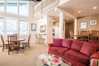 Image de Condo confortable avec piscine commune, près des pistes de pêche et des pistes cyclables à Warm Springs