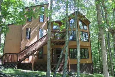 Image de Grande maison sur la colline, Pocono - Bain à remous, sauna, cheminée