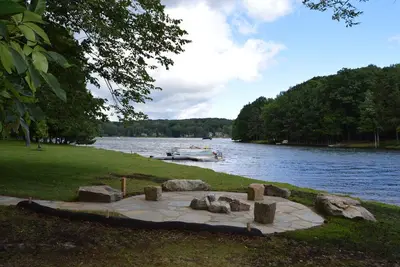 Image de Détente au bord du lac avec bain à remous toute l'année et bateau ponton disponible!