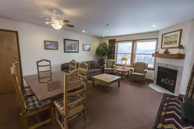 Image de Condo de luxe avec 2 chambres et 2 salles de bain.
