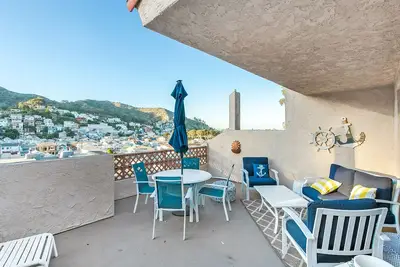 Image de Appartement confortable, balcon privé, vue sur la piscine, la colline et le port