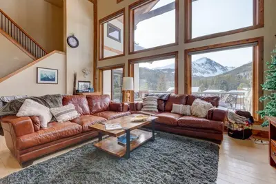 Image de Vues magnifiques Quandary Mtn: Rustic-Luxe 4bd Accueil w. Privé Hot Tub!