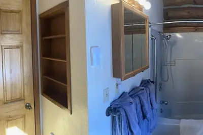 Image de Aspen Cabin est une cabane en rondins de luxe taillée à la main sur Rye Creek près de Darby, Mt