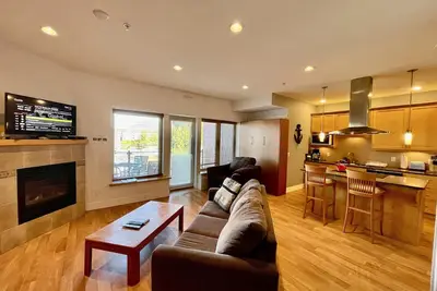 Condo riverain bien ��quipé situé au coeur d'Ucluelet avec une vue magnifique sur la marina!
