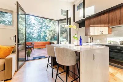 Image de Un joyau de rocher! Maison familiale spacieuse et étincelante