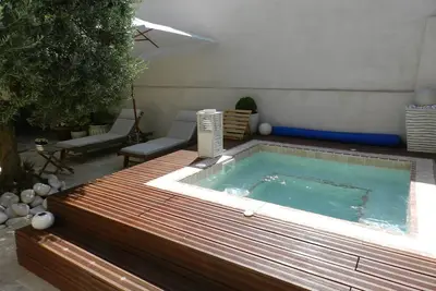 Image de location dans village typique avec vue sur le Luberon et spa extérieur chauffé