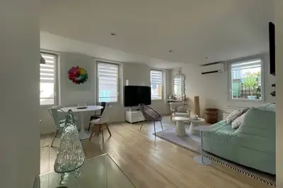 Image de Bandol Centre Ville. Tout à pied. Appt T2 Terrasse Dans Maison De Ville Parking