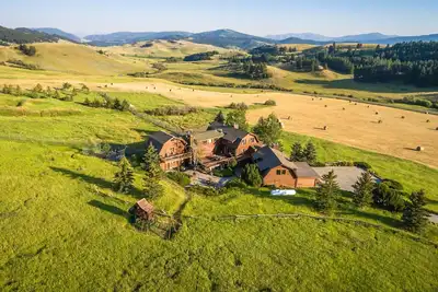 Image de Guest House & Wolf Sanctuary près de Bridger Bowl, Big Sky et Yellowstone Park