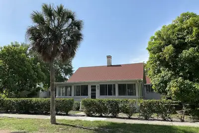 Image de Traditional 'Old Florida' Cottage with separate guest house set in the