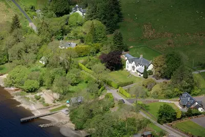 Image de Maison de vacances écossaise de luxe sur les rives du Loch Awe avec bateau, jetée,