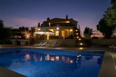 Image de Superbe villa de vacances avec de belles vues, piscine privée, grand jardin