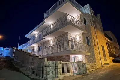 Image de Mavi appartement 2 minutes à pied de la mer avec balcon, terrasse avec vue sur la mer