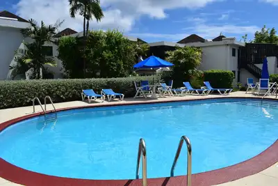 Appartement entièrement climatisé avec vues sur le 9e green et la piscine
