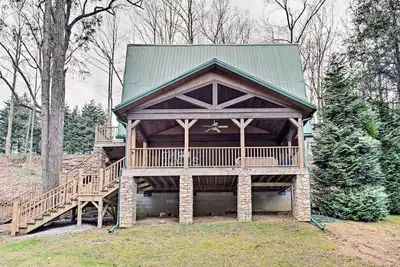Image de Cabine avec salle de jeux et bain bouillonnant à Hendersonville