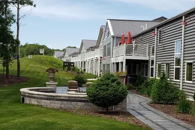 Image de Motorsport Villa - 3 minutes en voiture de Road America et 15 Ă Whistling Straits.