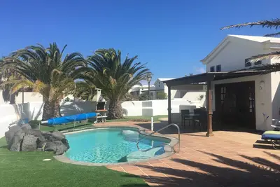 Image de Villa avec piscine privée chauffée à 2 minutes à pied des commodités locales et du sentier côtier