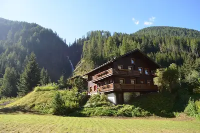 Image de Romantique chalet de montagne, position idyllique, derrière la cascade