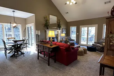 Image de Profitez des couleurs d'automne au lac Ouachita. 10% de réduction pour septembre et octobre