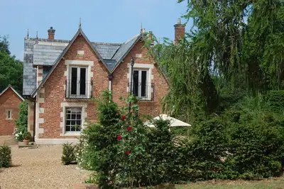Image de Victorian Old Coach House With Superking Master Bedroom suite and Tennis Court.
