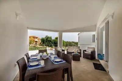 Image de appartement moderne à 5 min. de la mer avec piscine, climatisation et wi-fi