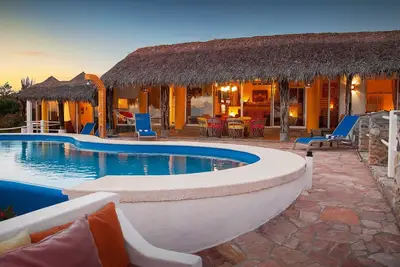Image de Luxe, vues spectaculaires et plage dans une magnifique baie de Huatulco. Piscine privée.