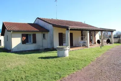 Image de grande maison campagne coeur village médocain