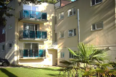 Image de Votre appartement est à seulement 100 mètres des plages primées de la péninsule de Sandbanks.