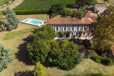 Superbe gîte charentais du XVIIIe Siècle avec une piscine - tout près de Cognac