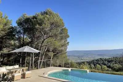 Image de Maison en pierres du Luberon, Piscine chauffée à débordement, Patio, près Gordes