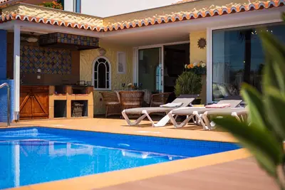 Sea View Vila - charmante villa avec piscine, terrasse ensoleillée et belles vues