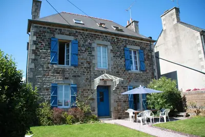 Image de Chaleureuse maison de famille centre bourg, jardin clos, proche mer et campagne.