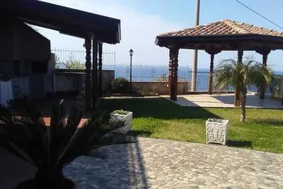 Image de Maison avec jardin, gazebo, grill, four à pizza, et vue sur l'isola Cirella