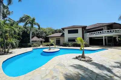 Image de Villa impressionnante à deux étages dans une communauté prestigieuse au bord de la mer (Shr)