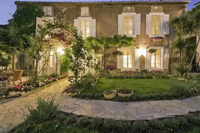 Image de Maison de village d'époque avec piscine chauffée toute l'année et jardin méditerranéen clos