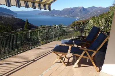 Image de Logement ensoleillé sur versant sud calme avec vue sur le lac et les montagnes