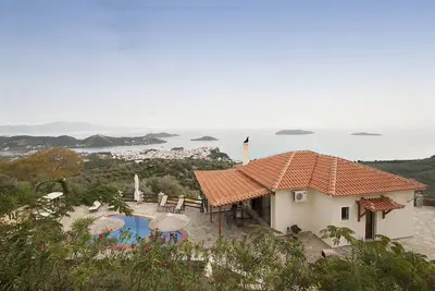 Image de Villa avec piscine privée et vue sur la mer