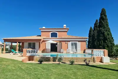 Image de Villa avec piscine privée et aire de jeux pour enfants, à 2 km de la plage