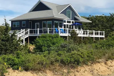 Image de En face de la plage privée de Bay; Lumineux et aéré; Salles de bain rénovées