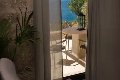 Image de Profitez de la relaxation de la vie chic balnéaire dans une villa traditionnelle en pierre