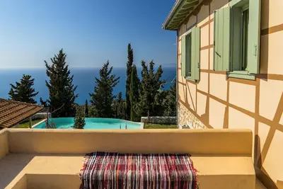 Image de Maison traditionnelle avec piscine privée et vues magnifiques sur mer Ionienne