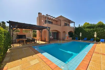Image de Une villa isolée moderne avec piscine privée et vue panoramique