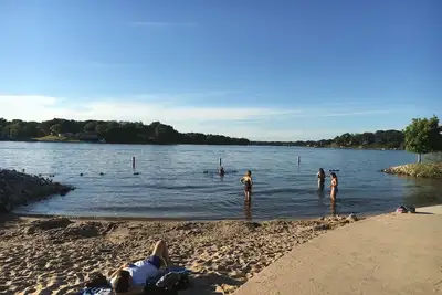 Image de Nouvellement mis à jour, cadre privé, à pied de la plage et à quelques minutes de Grand Haven