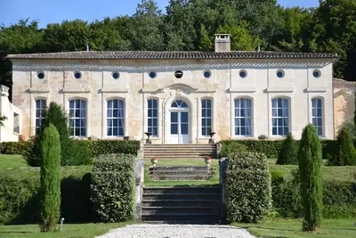 Image de Dans un Château avec piscine, bois, vaste parc dans un cadre de style français