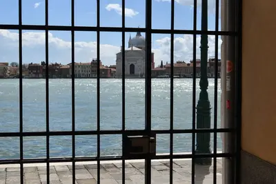 Image de Vue spacieuse et ensoleillée sur Zattere avec vue sur l'église du Redentore