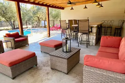Image de Grande hacienda espagnole, piscine et cabane située sur la route fluviale populaire de Concan