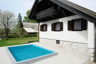 Image de Riverside chalet avec piscine, emplacement idéal pour Attractions Et Relax